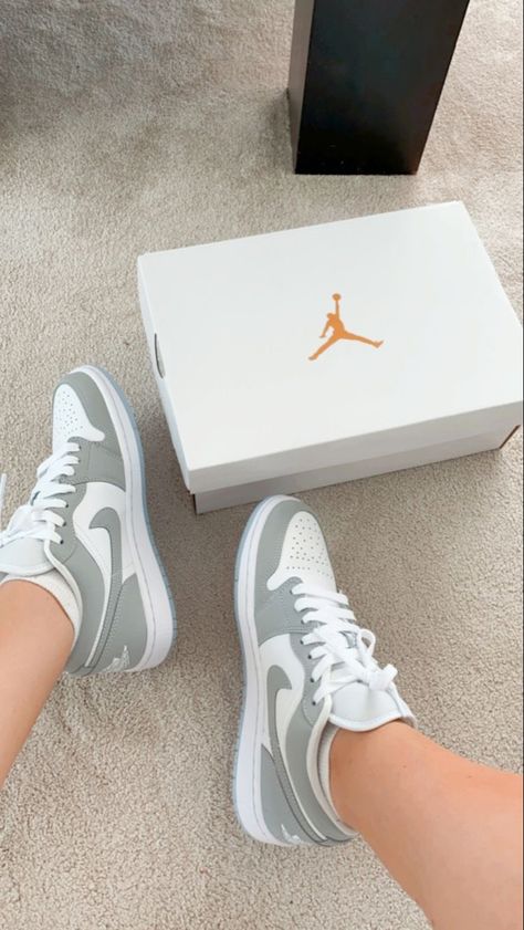 Trendy Shoes Sneakers, Nike Shoes Girls, Nike Fashion Shoes, Preppy Shoes, Jordan Shoes Girls, Jordan Shoes Retro, Shoes Sneakers Jordans, All Nike Shoes, Shoes Outfit Fashion