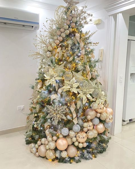 Rosana Briceño | lo único que escuchaban mís oídos era que se vea lo verde del árbol producción sencilla pero elegante | Instagram Christmas Tree Rose Gold Decoration, Xmas Tree Rose Gold, Xmas Tree Bronze Rose Gold, Rose Gold Chrostmas Tree, Colored Christmas Lights, Pink And Rose Gold Christmas Tree Wreaths & Garlands, Glam Christmas Tree, Glam Christmas, Christmas Tree Decorating Themes