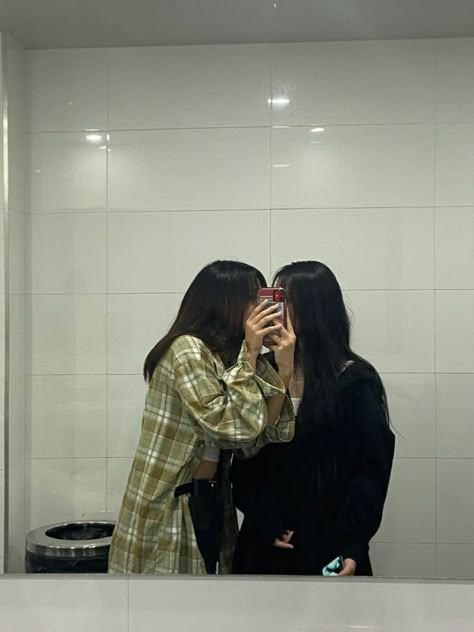 Masc Girl, Korean Friends, Want A Girlfriend, Bff Poses, Boyfriend Pranks Pictures, Korean Best Friends, Hugging Couple, Girlfriend Goals, Girl Couple