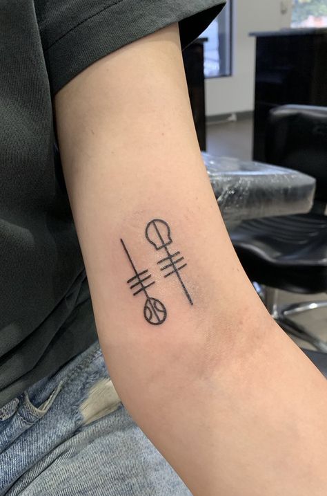 Tatuagem Twenty One Pilots, Ski Mask Tattoo, Twenty One Pilots Tattoo, Pilot Tattoo, Scar Cover Up, Cute Tiny Tattoos, Horror Tattoo, Top Tattoos, Dream Tattoos