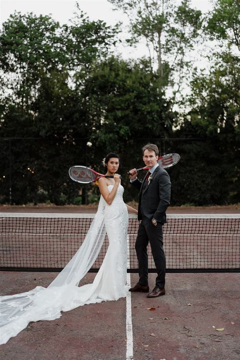 Badminton Couple Photography, Tennis Court Photoshoot Couple, Tennis Couple Photoshoot, Tennis Court Wedding, Couples Paris, Tennis Couple, Silly Wedding Photos, Tennis Shoot, Court Photoshoot