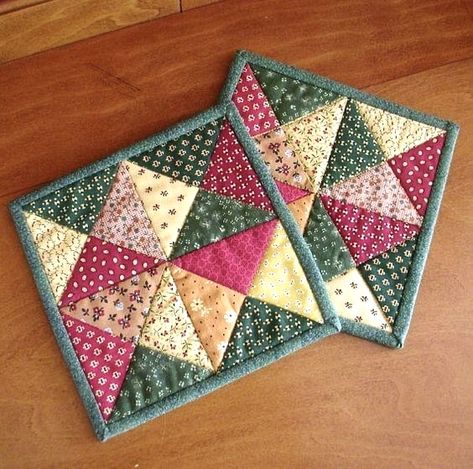 Karpet Perca, Quilted Potholder Pattern, Quilted Coasters, Mug Rug Patterns, Quilted Potholders, Potholder Patterns, Quilted Gifts, Small Sewing Projects, Mini Quilts