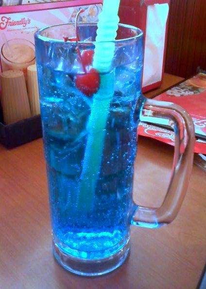 Dave's Cupboard: Friendly's Royal Razz - MY FAVORITE DRINK EVER Blue Raspberry Syrup, Tequila Tuesday, Cotton Candy Drinks, Shirley Temple Drink, Dragon Chicken, Healthy Frozen Meals, Blue Drink, Meat Restaurant, Breakfast Soup