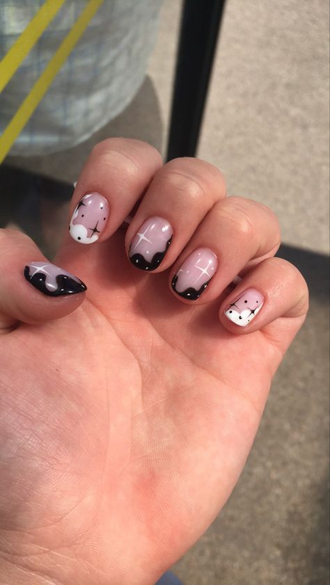 Gel Polish Nail Art Short Nails, Nail Inspo Black Design, Short Nail Manicure Ideas Simple, Black Gel Nail Designs Short, Alt Gel Nails, Short Witchy Nail Designs, Mail Art For Short Nails, Alt Nails Short, Nails Black Simple