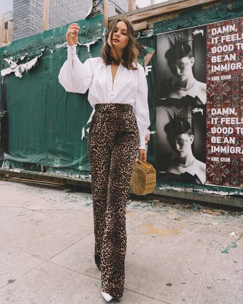 Outfits With Flare Pants, Leopard Pants Outfit, Printed Pants Outfits, Leopard Print Outfits, Fashion Week Outfit, Leopard Print Pants, Leopard Pants, Animal Print Outfits, 70s Vibes