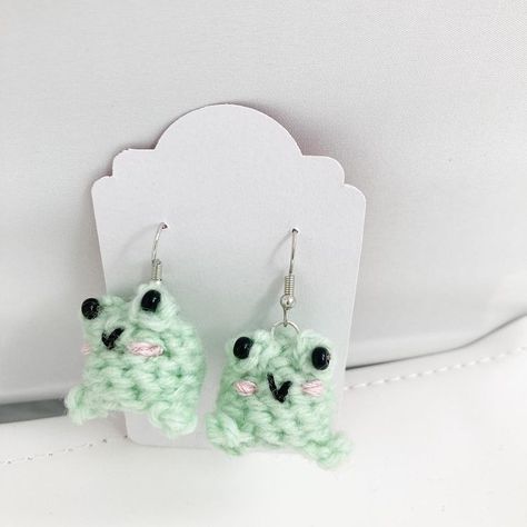 Crochet Frog Earrings, Frog Earrings, Crystal Bead Jewelry, Crochet Frog, Crochet Jewelry Patterns, Crochet Earrings Pattern, Kawaii Jewelry, Crochet Girls, Fun Crochet Projects