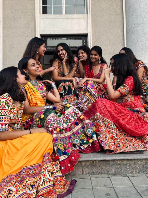 Navratri Group Photo Pose, Garba Group Photo, Garba Poses For Women, Garba Poses With Friends, Garba Pictures, Navratri Poses With Friends, Navratri Pic Ideas, Navratri Photoshoot Ideas, Garba Poses