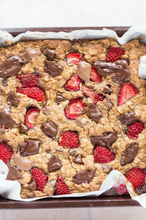 Easy fresh strawberry oatmeal breakfast bars are a flourless and low calorie breakfast recipe ready in 20 minutes! #strawberries #recipe #breakfast #flourless #veganbreakfast Strawberry Oatmeal Bars, Oatmeal Breakfast Bars, Strawberry Breakfast, Strawberry Oatmeal, Low Calorie Breakfast, Healthy Strawberry, Oatmeal Bars, Breakfast Bars, Breakfast Recipe