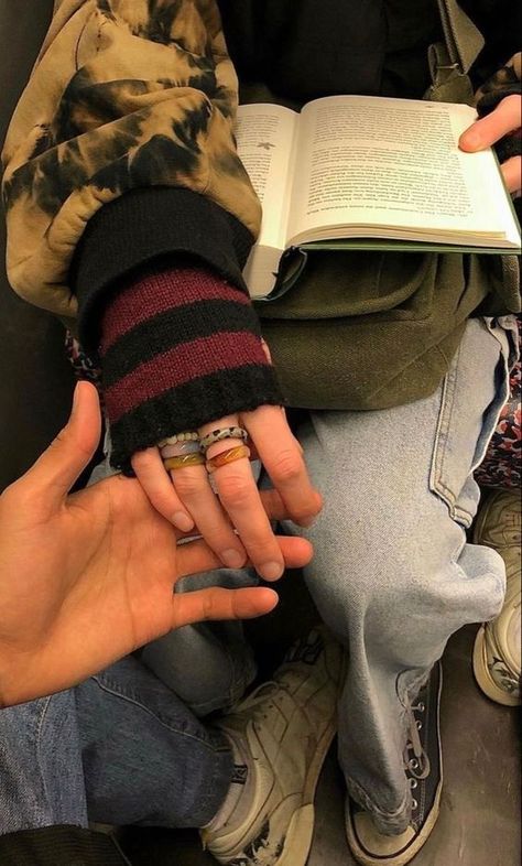 Hand Warmers Aesthetic, Arm Warmers Aesthetic, Fingerless Gloves Aesthetic, Goblin Core Aesthetic, Gloves Aesthetic, French Aesthetic, Gossip Girl Fashion, Night Aesthetic, Character Aesthetic