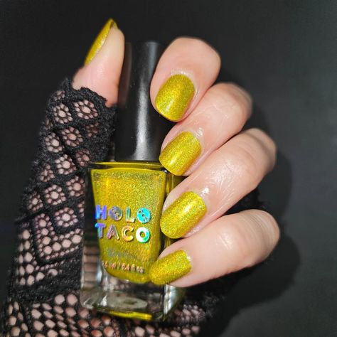 🍋 Favourite polish #3, a lemon yellow linear holographic. The ironic thing about this is that I normally dislike the color yellow, but when it comes to nail polish, it's my fave, especially when it's holo. Something about the way the light catches it is just magical, and I'm obsessed. It's like a pure ray of sunshine piercing right through my melancholy heart. 💛☀️ I struggle to understand why this is one of the worst selling shades. In my mind, very few polishes can top it. @holotaco ▪︎Lemo... Yellow Holographic Nails, Painted Masks, The Color Yellow, Ray Of Sunshine, Holographic Nails, Lemon Yellow, The Worst, Yellow Color, Nail Polish