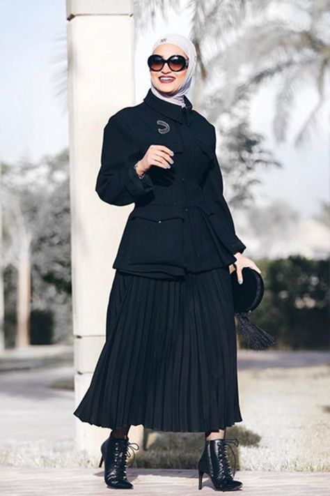 Hijab Closet, Hijab Fashion Outfits, Modele Hijab, Hooded Sweatshirt Dress, Street Hijab Fashion, Hijab Outfits, Casual Hijab, Wearing All Black, Hijabi Style