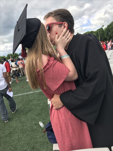 Take a picture like this at your boyfriends graduation! #Goals Boyfriends Graduation, Couple Graduation Pictures College, Graduation Pictures With Boyfriend, Outfit Ideas Graduation, Couple Graduation Pictures, Graduation Pictures College, Boyfriend Graduation, Graduation Goals, Graduation Pictures High School