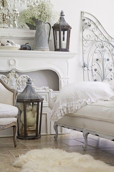 Shabby Chic Francese, Camera Shabby Chic, Decoration Shabby, French Country Bedrooms, Shabby Chic Dresser, Shabby Chic Bedroom, Shabby Chic Bedrooms, Chic Bedroom, Country House Decor