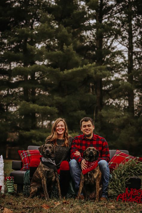 Christmas Park Photoshoot, Christmas Bench Photo Shoot, Fall Mini Shoot Outdoor, Christmas Outdoor Session, Christmas Family Photoshoot Ideas Outdoor Family, Christmas Photography Outdoor, Outdoor Christmas Photo Setup, Christmas Outdoor Photos, Outdoor Christmas Pictures Family