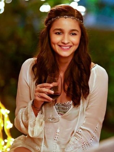 Alia Bhatt Hairstyles, Kapoor And Sons, Alia And Varun, Alia Bhatt Photoshoot, Unique Accessories, Cooler Look, Different Hairstyles, Alia Bhatt, Diva Fashion