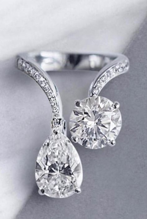 Wedding Ring Ideas, Cool Wedding Rings, Diamond Rings Design, Ring Trends, Unique Diamond Rings, Diamond Jewelry Designs, Ring Ideas, Fancy Diamonds, Oval Cut Diamond