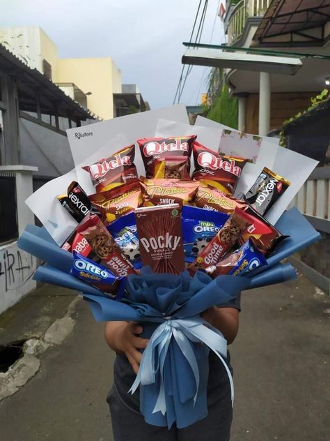 Buket Jajan Aesthetic, Gift Snack, Snack Bouquet, Food Bouquet, Edible Bouquets, Bouquet Tutorial, Flower Bouquet Diy, Role Player, Snack Cake