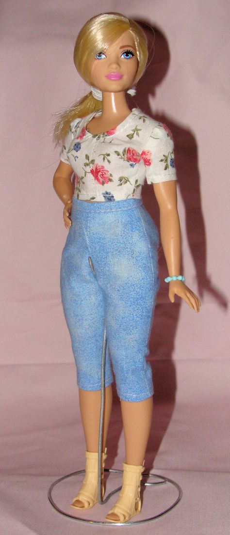 Free printable pattern for this Curvy Barbie outfit. Barbie Doll Outfits, Doll Customizing, Free Barbie, Barbie Knitting Patterns, Sewing Barbie Clothes, Barbie Sewing Patterns, Diy Barbie Clothes, Barbie Doll Clothing Patterns, Doll Clothes Patterns Free