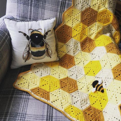 Bee Baby Blanket, Handmade Blankets, Mattress Stitch, Blanket Crochet Pattern, Crochet Braid Styles, Crochet Blanket Afghan, Crochet Bee, Bee Baby, Crochet Hexagon