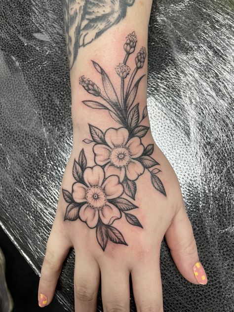 Lady Hand Tattoo, Floral Hand Tattoo, Flor Tattoo, Tattoo Time, Hand Tattoos For Women, Time Tattoos, Hand Tattoo, Vintage Portraits, Body Mods