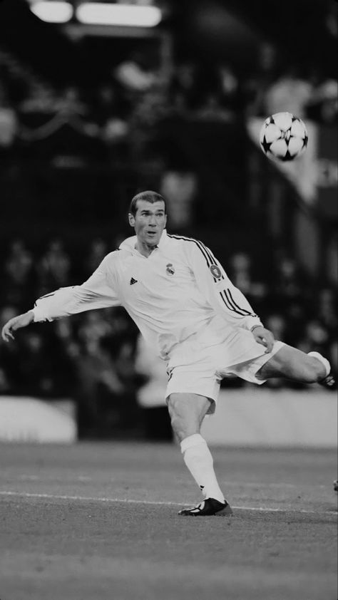 Madrid Aesthetic, Photo Sport, Black And White Football, Football Wallpapers, Best Football Players, Zinedine Zidane, Black And White Wallpaper, Football Wallpaper, Black And White Aesthetic