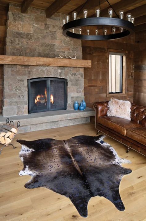 Cowhide Rug Living Room Farmhouse, Room Inspo Modern, Cowhide Rug Living Room, Western Room, Cabin Rugs, Western Living Room, Western Interior, Cabin Vibes, Earthy Living Room