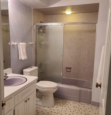 90s Interior Design Bathroom, Early 2000s House Interior, Trashy House Aesthetic, Early 2000s House Aesthetic, 2000s Home Interior, 2000s Bathroom Aesthetic, Motel Bathrooms, 90’s Bathroom, Early 2000s Bathroom