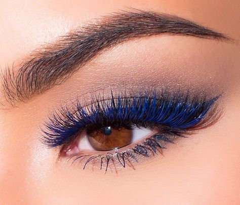 Blue mascara is the perfect compliment for brown eyes! Dark Blue Mascara, Blue Eyelashes Makeup, Blue Mascara Brown Eyes, Blue Mascara Looks, Blue Mascara Makeup, Blue Eyelashes, Mascara Bleu, Mascara Tutorial, Colored Mascara