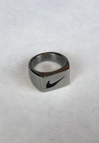 Streetwear Rings Men, Nike Accessories Jewelry, Rings Streetwear, Nike Necklace Jewelry, Rings Nike, Nike Ring, Nike Accessories, All Nike Shoes, Mens Trendy Outfits