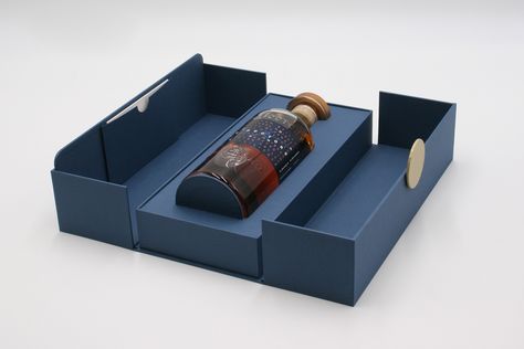 Whiskey Packaging, Wine Bottle Box, Wine Gift Box, Wine Packaging Design, Spirit Gifts, Whisky Bottle, Wine Gift Boxes, Bottle Box, Box Packaging Design