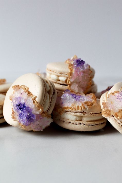 Geode Macarons: An Elegant Dessert for Any Occasion Marble Desserts, Geode Macarons, Elegant Desserts Beautiful, Geode Cupcakes, Macaroon Designs, Creative Pastries, Geode Cakes, Gem Party, Macaron Ideas