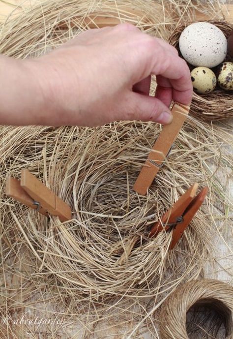 Nest Craft, Takken Decor, Easter Inspiration Decor, Wooden Spool Crafts, Bird Nest Craft, Straw Decorations, Easter Nests, Spool Crafts, Bird Houses Ideas Diy