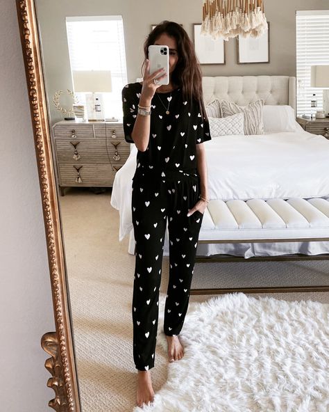 Cute Pajama Outfits, Loungewear Joggers, Stay At Home Outfits, Casual Home Outfits, Outfit Pajamas, Stylin By Aylin, White Loungewear, Home Clothes Women, Comfy Sleepwear