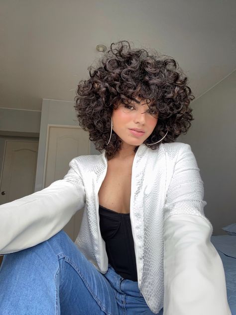 Bold Curly Haircuts, Round Short Curly Hair, Short Curly Dyed Hair, Natural Hair Medium Length, Elegant Curly Hair, Bold Hair Color Ideas, Short Curly Hair Styles, Curly Hair Color, Perfect Curly Hair