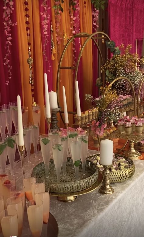 Mendhi Food Table, Mendhi Party At Home, Dholki Dessert Table, Mehndi Dessert Table Ideas, Desi Engagement Party, Mehndi Party Ideas, Mehndi Dessert Table, Mendhi Setup, Rokha Decor