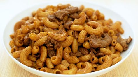 There is a famous cha chaan teng in Macau whose signature dish is "Stir-Fried Macaroni with Beef". In fact, the cooking method is very simple, and the "Beef chow fun" is similar, and the macaroni is easier to buy and store than fresh hor fun. If you don't have an appetite for lunch, just cook a this easy one. Cha Chaan Teng, Beef Chow Fun, Fried Macaroni, Chow Fun, Vietnamese Food, Signature Dishes, Cooking Method, Vietnamese Recipes, Just Cooking