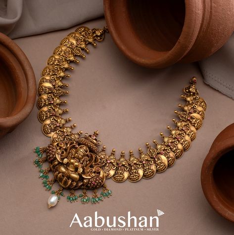 Muhurtham Jewellery, South Jewellery Designs, Aabushan Jewellery, Necklace Designs Gold Indian, Kasu Mala, Necklace Set Indian Bridal Jewelry, Lakshmi Pendant, Antique Gold Necklace, Wedding Jewelry Sets Bridal Jewellery