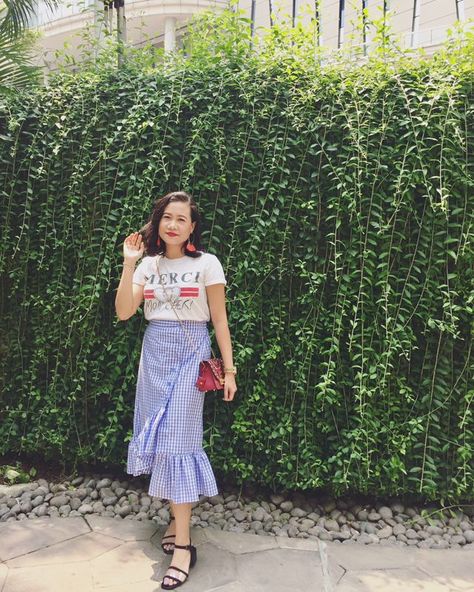 Light blue gingham ruffles skirt and white tees Light Blue Gingham, Ruffles Skirt, Trend Outfits, Blue Gingham, Ruffle Skirt, Style Trends, White Skirts, Ootd Fashion, Gingham