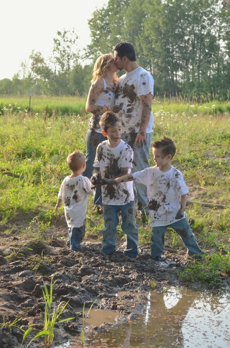 mud photos Muddy Family Photoshoot, Mud Photoshoot, Recreate Pics, Muddy Dog, Moto Mom, Future Photos, Couple Picture, Maternity Pics, Wife And Kids