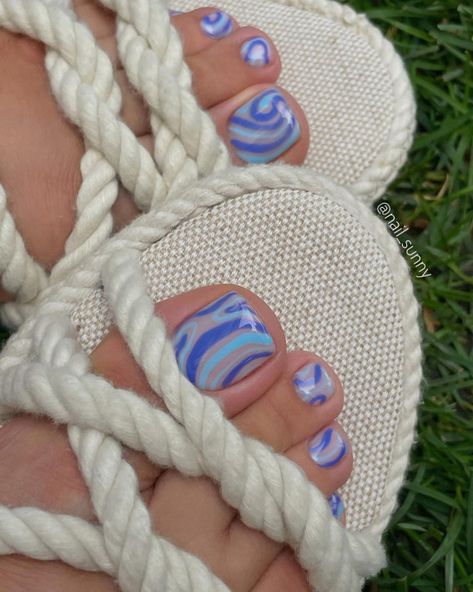 Trendy Pedicure, Simple Toe Nails, Feet Nail Design, Gel Toe Nails, Pretty Toe Nails, Cute Toe Nails, Summer Toe Nails, Pedicure Designs, Blue Swirl