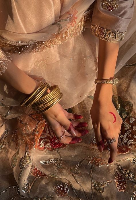 Indian Girl Aesthetic, South Asian Aesthetic, Desi Aesthetics, Traditional Aesthetic, Desi Love, Pretty Henna Designs, Desi Fashion Casual, Desi Aesthetic, Desi Clothes