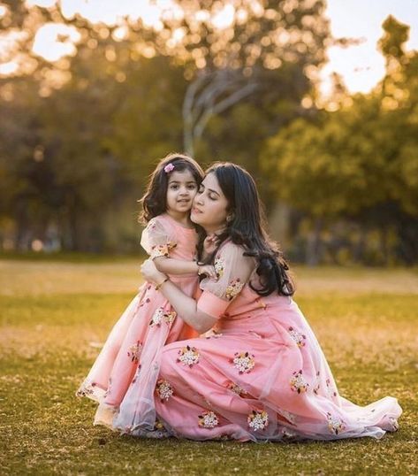 Mummy Wallpaper Mom, Krishan Pics, Mother Daughter Twinning Dresses, Mother Daughter Same Dress, Mother Daughter Twinning, Diwali Photoshoot, Mom Daughter Photography, Nature Shoot, Mommy Daughter Dresses