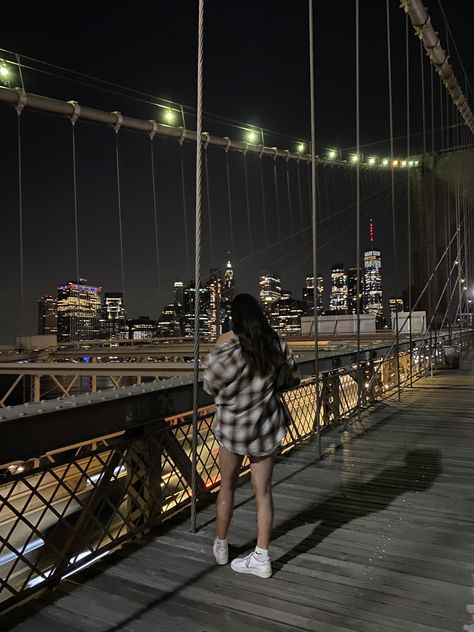 Brooklyn Bridge Picture Ideas, Brooklyn Bridge Pictures, Disco Ideas, Brooklyn Bridge At Night, New York Bridge, New York City Pictures, Nyc Winter Outfits, Brooklyn Girl, New York Outfit