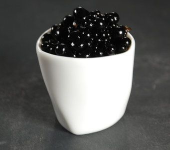 Here we create sweet-sour balsamic vinegar pearls that are a great way to add a hit of flavor to many different dishes.   - Amazing Food Made Easy Balsamic Pearls, Molecular Food, Molecular Gastronomy Recipes, Molecular Cuisine, Food Recipes Healthy, Modernist Cuisine, Packaging Food, Agar Agar, Molecular Gastronomy