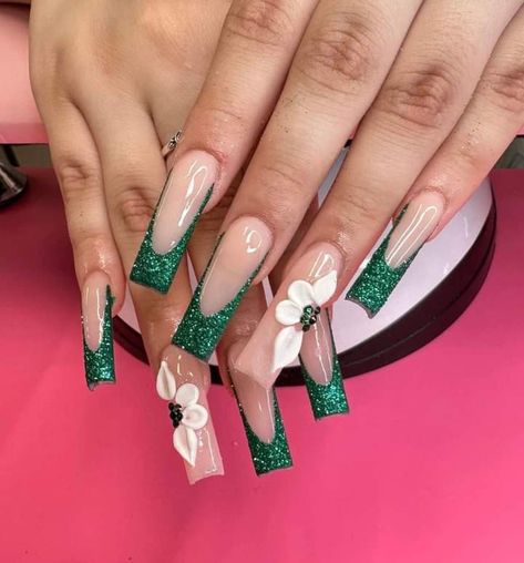 Green Rhinestone Nails, Rhinestone Nails Designs, Nails Emerald, Prom Nails French, Quince Nails, Prom Nails Silver, Quinceanera Nails, Emerald Nails, Gold Acrylic Nails