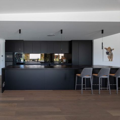 Kitchen With Mirror, Matt Black Kitchen, All Black Kitchen, Waterfall Bench, Drawing Light, Black Splash, Glass Splashback, Black Kitchen, Black Kitchens