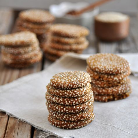 These delicious gluten-free cookies are both chewy and crisp, combining tahini and honey for a cool spin on a classic peanut butter cookie. Tahini Cookies Recipe, Seed Cookies, Sesame Cookies, Tahini Cookies, Tahini Recipe, Classic Peanut Butter Cookies, Desserts Vegan, Sesame Seed, Vegan Dessert