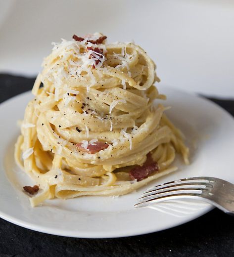 Creamy Pasta Carbonara Creamy Carbonara Recipe, Carbonara Pasta Creamy, Carbonara Recipe Creamy, Creamy Carbonara Sauce, Fettuccine Carbonara, Pasta A La Carbonara, Creamy Carbonara, Parmesan Spaghetti, Pasta Carbonara Recipe