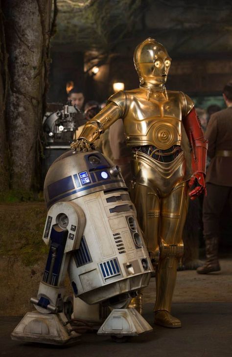 J.J.Abrams, Lawrence Kasdan and Michael Arndt Reveal New Secrets about The Force Awakens! C3po And R2d2, Star Wars Vii, Star Wars 7, Photo Star, Star Wars Droids, Episode Vii, Star Wars The Force Awakens, Mark Hamill, The Force Awakens