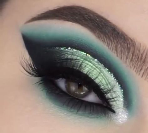 50+ Stunning St Patricks Day Makeup Ideas | HubPages St Patricks Day Makeup Ideas, St Patricks Day Makeup, St Patrick's Day Makeup, Saint Patricks Day Makeup, Makeup Collage, Eye Makeup Pictures, Eye Makeup Designs, Colorful Eye Makeup, Green Eyeshadow